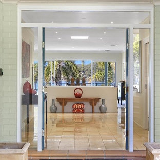 Idéer för att renovera en mellanstor eklektisk ingång och ytterdörr, med gröna väggar, klinkergolv i porslin, en dubbeldörr, en blå dörr och beiget golv