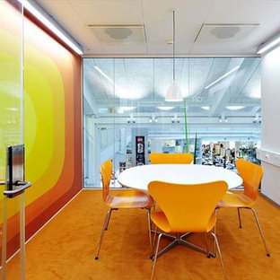 Esempio di un piccolo ufficio design con pareti bianche, moquette e scrivania autoportante