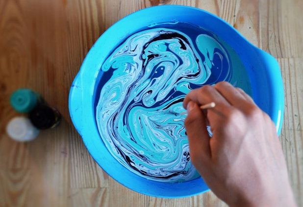 Diy: gläsernes windlicht basteln mit marmorierfarbe
