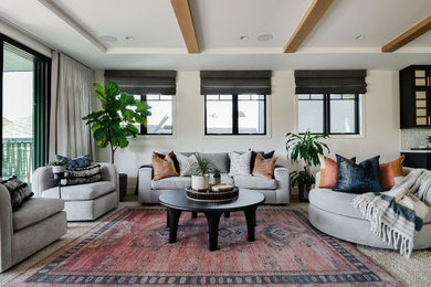 Großes, Offenes Rustikales Wohnzimmer mit weißer Wandfarbe, hellem Holzboden, Multimediawand und freigelegten Dachbalken in Los Angeles