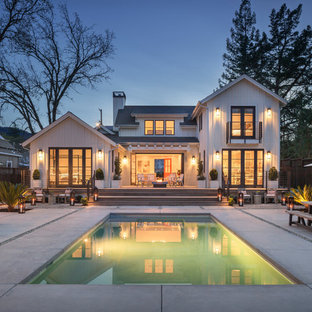 Landhausstil Sportbecken hinter dem Haus in rechteckiger Form mit Betonplatten in San Francisco