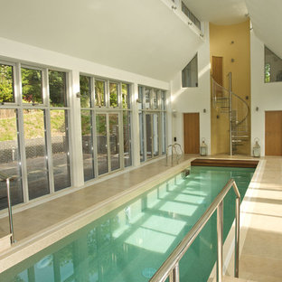 Gefliester Moderner Indoor-Pool in rechteckiger Form mit Poolhaus in Devon