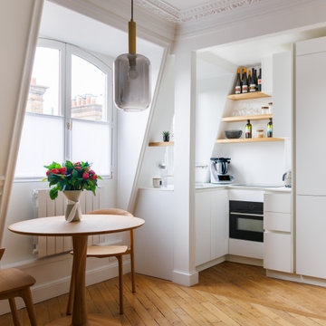 Élégance Minimaliste dans une Cuisine Mansardée