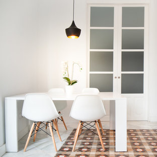 Geschlossenes, Kleines Modernes Esszimmer ohne Kamin mit weißer Wandfarbe und Keramikboden in Malaga