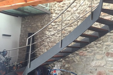 Foto de escalera minimalista grande con barandilla de cable