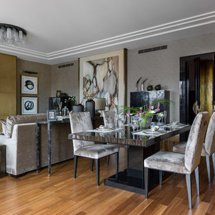 Неиссякаемый источник вдохновения для домашнего уюта: гостиная-столовая в современном стиле с серыми стенами, паркетным полом среднего тона и коричневым полом