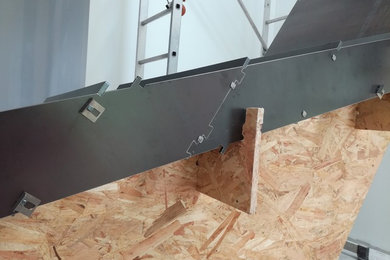 Modelo de escalera en U actual de tamaño medio sin contrahuella con escalones de metal y barandilla de metal