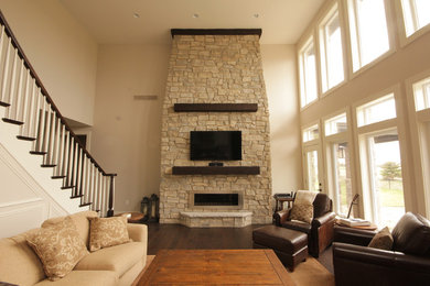 Living room photo in Toronto