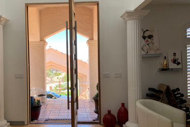 ヒューストンにある低価格の広いモダンスタイルのおしゃれな玄関ドア (木目調のドア) の写真