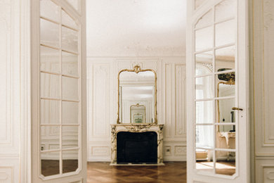 Inspiration for a transitional home design in Paris.