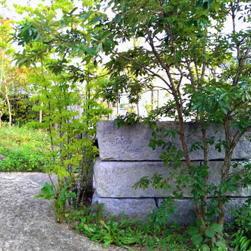 石の家（雑草の庭）門柱