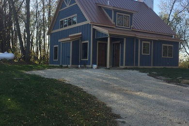 Example of a mountain style home design design in Chicago