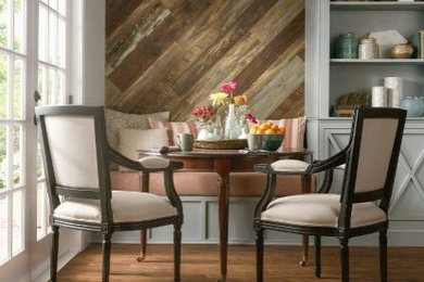 Dining room - traditional dining room idea in Chicago