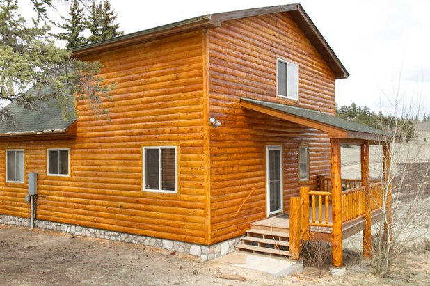 Классический Фасад дома by Log Home Finishing LLC Thomas Elliott