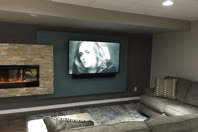 Modelo de cine en casa moderno con paredes azules y televisor colgado en la pared