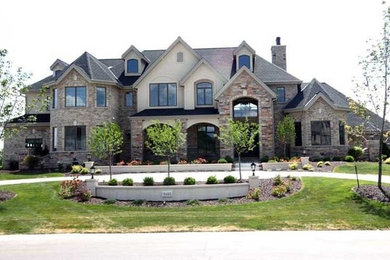 Elegant home design photo in Milwaukee