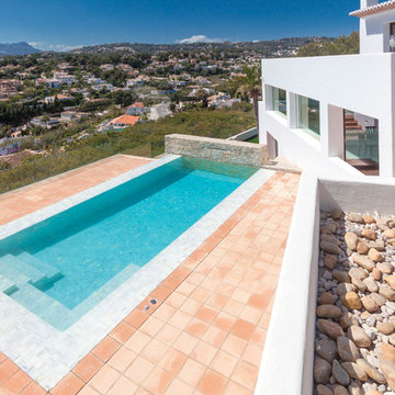 Piscina infinity con marmol blanco