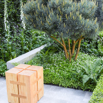 Der Sitzplatz mit den schlichten Holzhockern