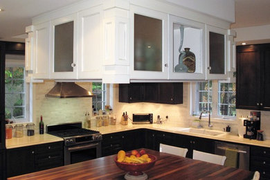 Trendy kitchen photo in Montreal