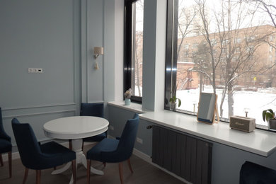 На фото: столовая среднего размера в стиле модернизм с синими стенами, полом из ламината, бежевым полом и кессонным потолком без камина