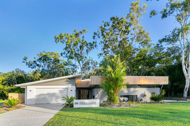 Mid-sized modern one-storey house exterior in Cairns.
