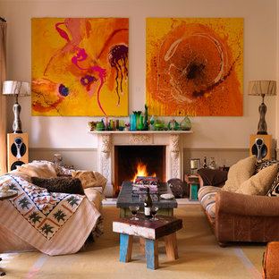 Foto de salón para visitas bohemio con paredes beige y chimenea tradicional