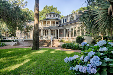 Example of a classic exterior home design in Charleston
