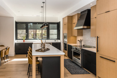 Landhausstil Küche mit Landhausspüle, flächenbündigen Schrankfronten, Elektrogeräten mit Frontblende und Kücheninsel in Portland