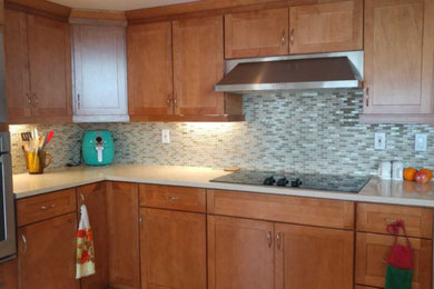 Example of a transitional home design design in Seattle