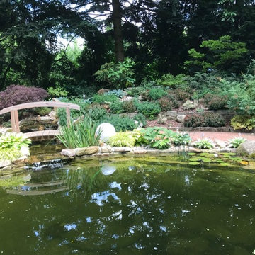 Gartenteichanlage mit Sitzplatz, Bachlauf und Gartenbeleuchtung