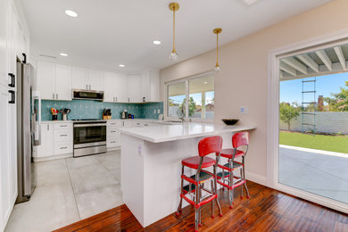 This is an example of a modern kitchen/diner in San Diego.