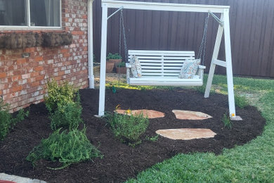 Inspiration for a transitional landscaping in Dallas.