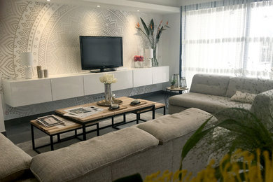 Réalisation d'une grande salle de séjour design ouverte avec un mur blanc, un sol en carrelage de céramique, un téléviseur fixé au mur et un sol gris.