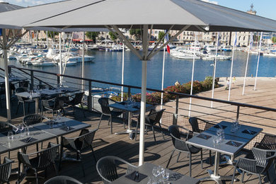 Installation de parasols pour terrasse de restaurant