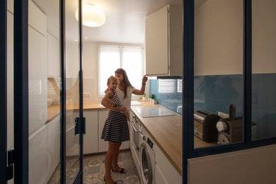 Réalisation d'une cuisine design en U fermée et de taille moyenne avec un évier 1 bac, un placard à porte plane, des portes de placard blanches, un plan de travail en stratifié, une crédence bleue, une crédence en céramique, un électroménager blanc, un sol en carrelage de céramique et aucun îlot.