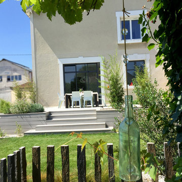 Aménagement des contours d'une piscine avec une terrasse en vois composite