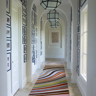 Inredning av en klassisk hall, med vita väggar och travertin golv