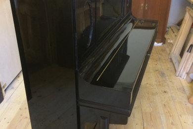 Klavier, Schellack schwarz poliert