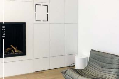 パリにある高級な中くらいなコンテンポラリースタイルのおしゃれなLDK (ライブラリー、白い壁、淡色無垢フローリング、吊り下げ式暖炉、金属の暖炉まわり、テレビなし) の写真