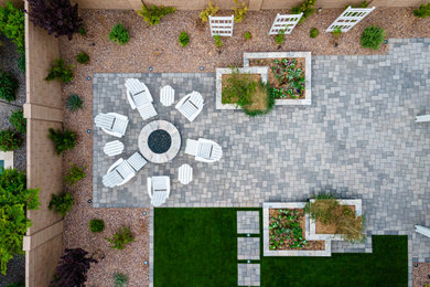 Diseño de jardín clásico de tamaño medio en verano en patio trasero con jardín francés, pérgola, exposición total al sol y adoquines de hormigón