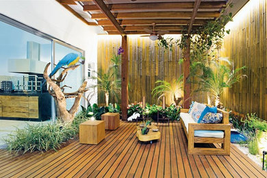 Foto de terraza rural pequeña en patio trasero con pérgola