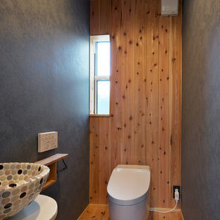 他の地域のエクレクティックスタイルのおしゃれなトイレ・洗面所 (マルチカラーの壁、無垢フローリング、ベッセル式洗面器、茶色い床) の写真