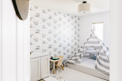Imagen de dormitorio infantil nórdico con papel pintado