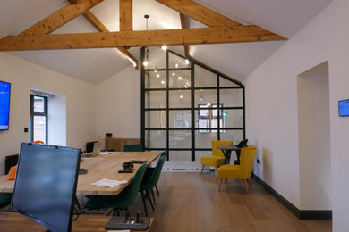 Großes Modernes Arbeitszimmer mit Arbeitsplatz, weißer Wandfarbe, freistehendem Schreibtisch, beigem Boden und gewölbter Decke in Cheshire