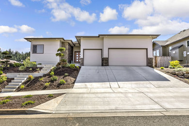 Mid-sized 1950s white one-story stucco exterior home photo in Portland with a shingle roof