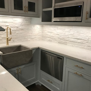 White Ledgerstone Backsplash with Quartz Countertops