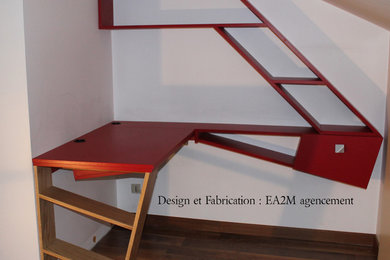Diseño de despacho moderno pequeño con escritorio empotrado