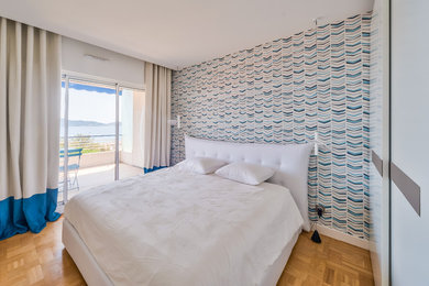 Idées déco pour une chambre contemporaine avec un mur multicolore et aucune cheminée.