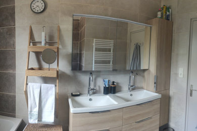 Aménagement d'une salle de bain blanche et bois moderne en bois clair de taille moyenne avec une douche à l'italienne, un carrelage beige, des carreaux de céramique, un mur beige, un sol en carrelage de céramique, un sol beige, un plan de toilette blanc et meuble double vasque.