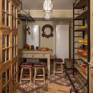 Diseño de sótano en el subsuelo rústico, pequeño, con paredes beige, suelo de baldosas de cerámica y suelo multicolor